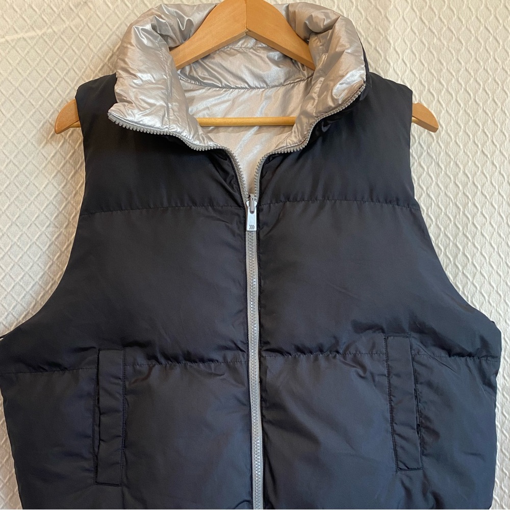 All in Motion Black/Silver Zip Up Vest. Reversible! Size Small. Puffy And Warm!